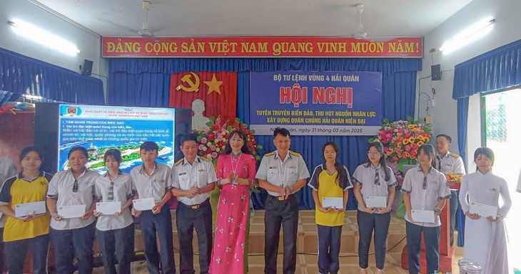Vùng 4 Hải quân tuyên truyền về biển, đảo Việt Nam cho gần 500 học sinh Ninh Thuận- Ảnh 2.