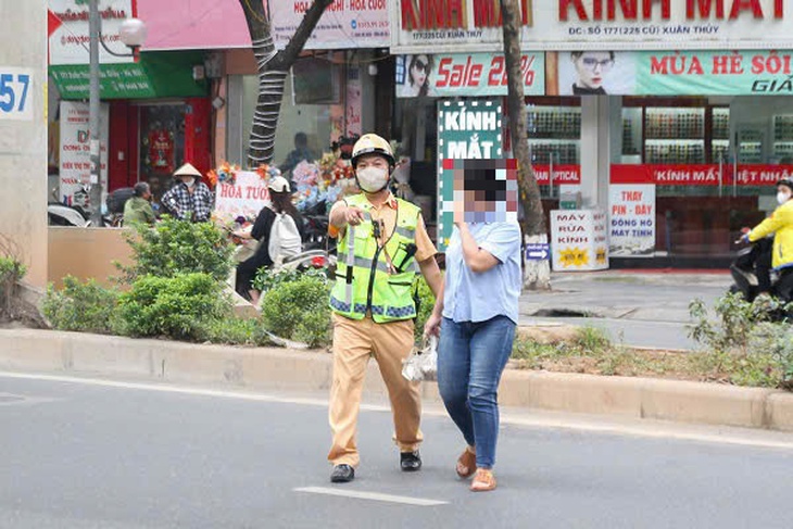 Người đi bộ vi phạm quy tắc giao thông sẽ bị xử lý như thế nào?- Ảnh 2. Người đi bộ vi phạm quy tắc giao thông sẽ bị xử lý như thế nào?- Ảnh 2.