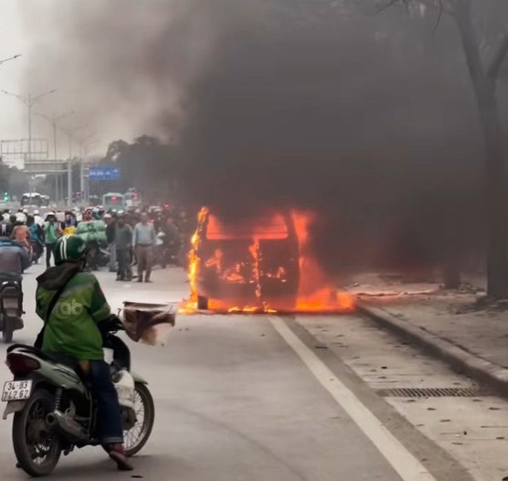 Đang lái xe trên đường Giải Phóng, tài xế ngửi thấy mùi khét tá hoả khi phương tiện đã bốc khói- Ảnh 2. Đang lái xe trên đường Giải Phóng, tài xế ngửi thấy mùi khét tá hoả khi phương tiện đã bốc khói- Ảnh 2.