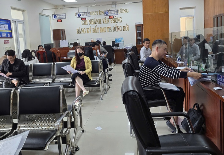 Làm thêm giờ xử lý hồ sơ đăng ký dạy thêm- Ảnh 1. Làm thêm giờ xử lý hồ sơ đăng ký dạy thêm- Ảnh 1.