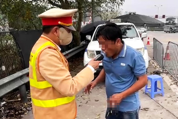 Tài xế xe đầu kéo có cồn ở mức 'khủng' bất hợp tác, xin bỏ qua lỗi- Ảnh 2. Tài xế xe đầu kéo có cồn ở mức 'khủng' bất hợp tác, xin bỏ qua lỗi- Ảnh 2.