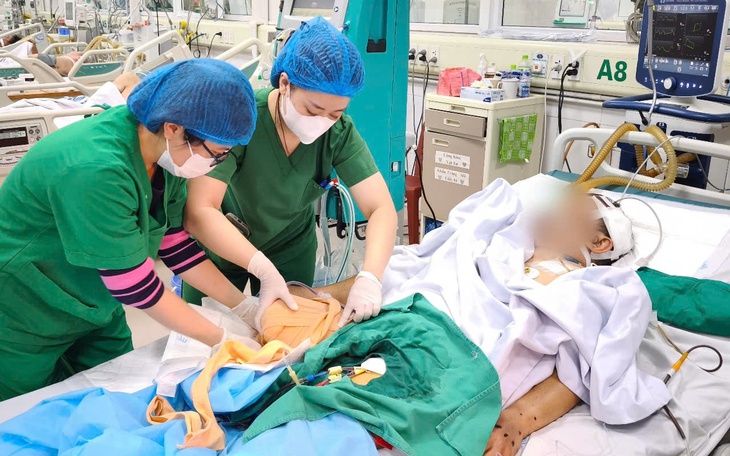 Chạy đua cứu bệnh nhân 2 lần ngừng tim, truyền 22 lít chế phẩm máu
