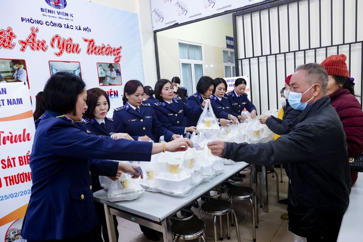 Những suất cơm thắm đượm tình quân dân của các nữ Cảnh sát biển- Ảnh 1. Những suất cơm thắm đượm tình quân dân của các nữ Cảnh sát biển- Ảnh 1.