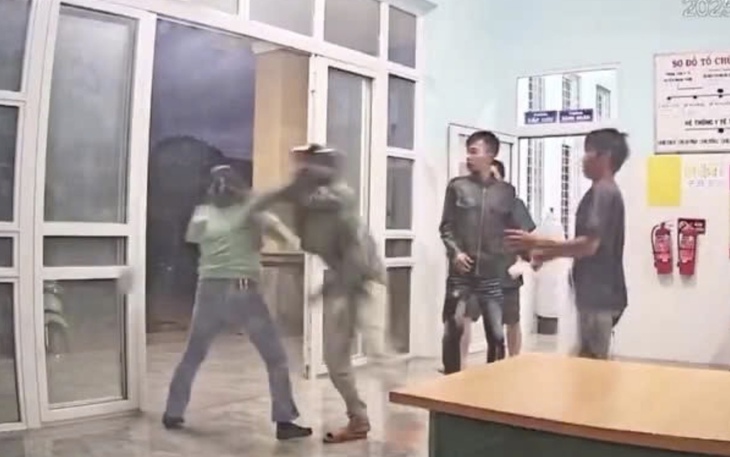 Tình huống pháp lý nhân viên y tế bị nhóm bệnh nhân đánh tại Trạm Y tế