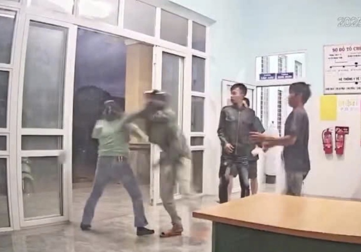 Tình huống pháp lý nhân viên y tế bị nhóm bệnh nhân đánh tại Trạm Y tế- Ảnh 1. Tình huống pháp lý nhân viên y tế bị nhóm bệnh nhân đánh tại Trạm Y tế- Ảnh 1.