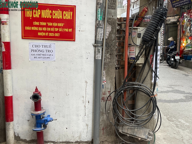 Ngõ nhỏ Hà Nội bớt lo cháy nổ nhờ trụ cấp nước chữa cháy- Ảnh 1. Ngõ nhỏ Hà Nội bớt lo cháy nổ nhờ trụ cấp nước chữa cháy- Ảnh 1.