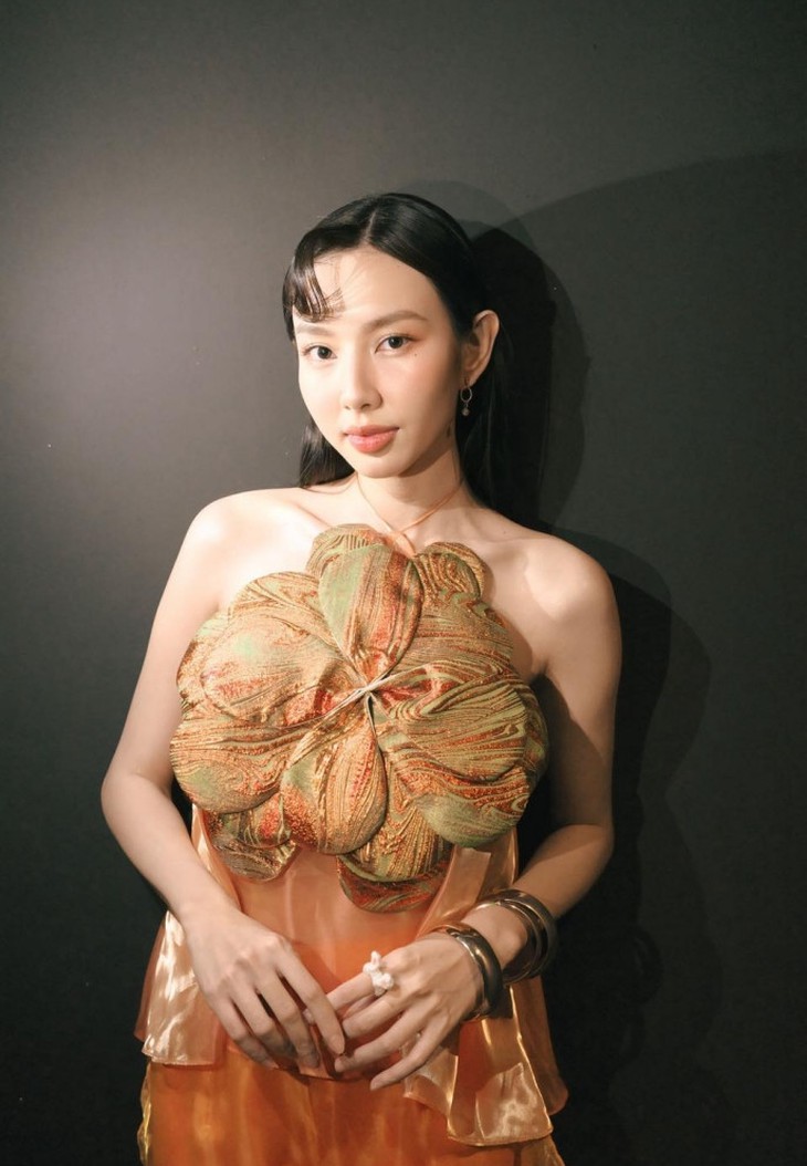 Hoa hậu Thùy Tiên xin lỗi giữa ồn ào quảng cáo 'lố' kẹo rau củ- Ảnh 1. Hoa hậu Thùy Tiên xin lỗi giữa ồn ào quảng cáo 'lố' kẹo rau củ- Ảnh 1.