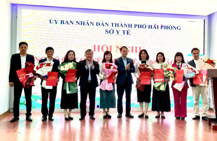 Sở Y tế Hải Phòng công bố quyết định bổ nhiệm, tiếp nhận, điều động cán bộ - Ảnh 1. Sở Y tế Hải Phòng công bố quyết định bổ nhiệm, tiếp nhận, điều động cán bộ - Ảnh 1.