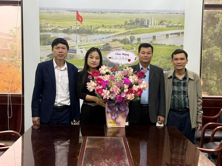 Lãnh đạo trung tâm báo cáo gì khi giám đốc sở đến chúc mừng nhưng chỉ có một người đi làm?- Ảnh 1.