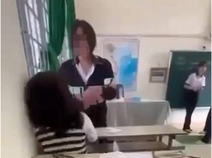 Mâu thuẫn với bạn cùng lớp, nữ sinh mang chích điện của bố đến trường dọa bạn- Ảnh 1. Mâu thuẫn với bạn cùng lớp, nữ sinh mang chích điện của bố đến trường dọa bạn- Ảnh 1.