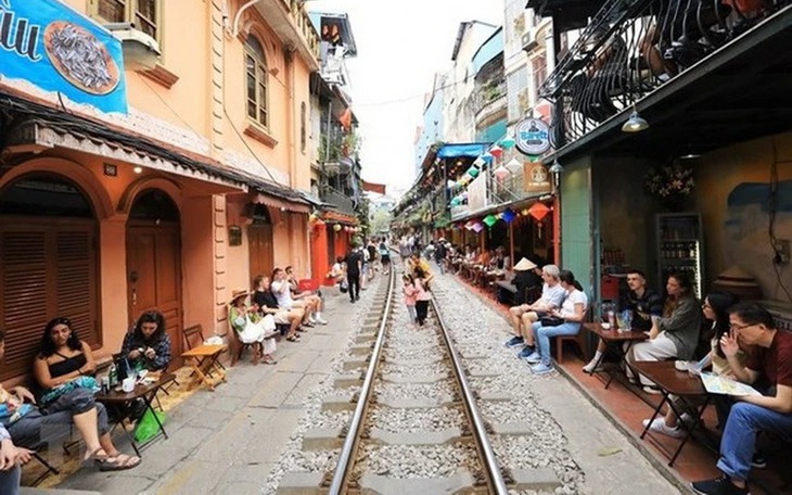 Hà Nội xử lý hoạt động kinh doanh, tụ tập đông người tại phố "Cà phê đường tàu"