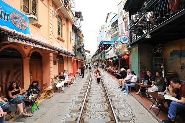 Hà Nội xử lý hoạt động kinh doanh, tụ tập đông người tại phố 'Cà phê đường tàu'- Ảnh 1. Hà Nội xử lý hoạt động kinh doanh, tụ tập đông người tại phố 'Cà phê đường tàu'- Ảnh 1.