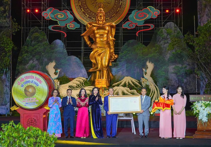 Ấn tượng đêm khai hội truyền thống Nữ tướng Lê Chân, Hải Phòng 2025- Ảnh 2. Ấn tượng đêm khai hội truyền thống Nữ tướng Lê Chân, Hải Phòng 2025- Ảnh 2.