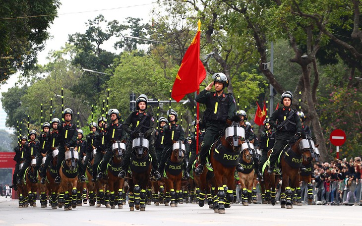Kỵ binh, Cảnh khuyển trình diễn trên phố đi bộ, không ngại "giao lưu" với trẻ nhỏ