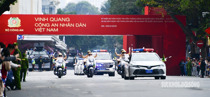 Nữ cảnh sát giao thông tỏa sáng trên phố đi bộ Hồ Gươm- Ảnh 1.