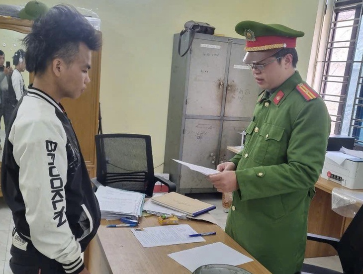Bắt đối tượng truy nã khi đang lẩn trốn tại nhà- Ảnh 1. Bắt đối tượng truy nã khi đang lẩn trốn tại nhà- Ảnh 1.