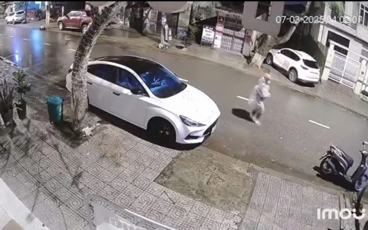 Video kẻ gian đột nhập ô tô trộm cắp tài sản lúc rạng sáng