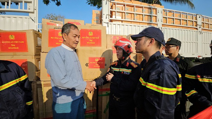 Bộ Công an Việt Nam trao tặng gần 3 tấn hàng cứu trợ cho Myanmar- Ảnh 1.