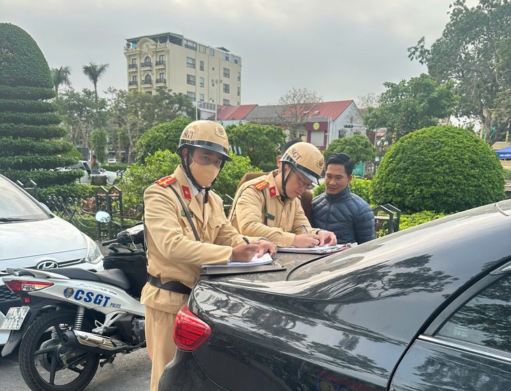 Ngày đầu thực hiện quản lý đỗ xe ô tô trên các tuyến đường giao thông ở Hải Phòng- Ảnh 1.