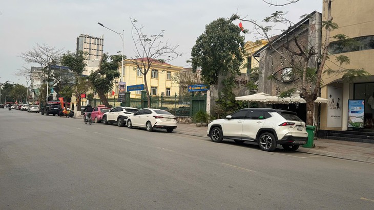 Ngày đầu thực hiện quản lý đỗ xe ô tô trên các tuyến đường giao thông ở Hải Phòng- Ảnh 2.