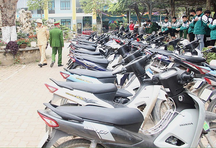 Đến trường bằng xe mô tô trên 50cc gửi ngoài cổng, 21 học sinh bị lập biên bản- Ảnh 2.