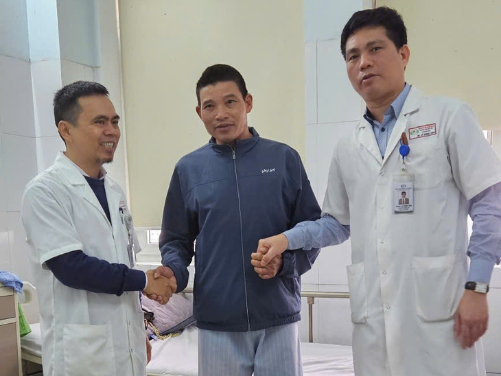Bệnh nhân đột quỵ được CSGT dùng xe chuyên dụng chở đến viện đã qua cơn nguy kịch- Ảnh 1.
