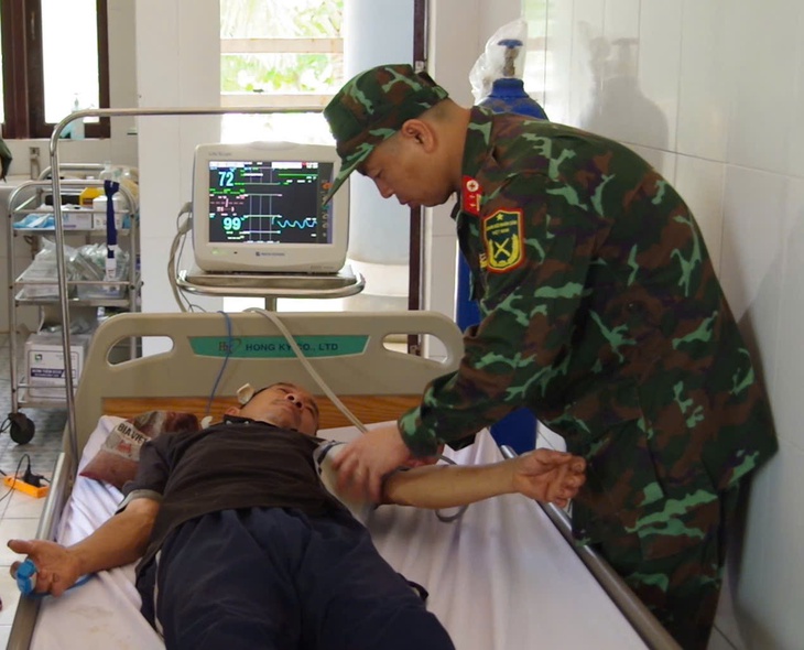 Bệnh xá đảo Trường Sa cứu ngư dân bị lộ xương sọ do tai nạn- Ảnh 2. Bệnh xá đảo Trường Sa cứu ngư dân bị lộ xương sọ do tai nạn- Ảnh 2.