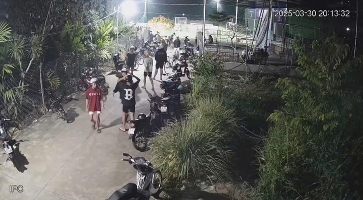 Mâu thuẫn trên sân cỏ, nhóm thanh niên hỗn chiến bị bắt giữ- Ảnh 1. Mâu thuẫn trên sân cỏ, nhóm thanh niên hỗn chiến bị bắt giữ- Ảnh 1.