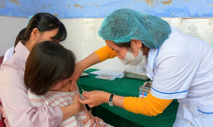 Huế tiếp tục rà soát tiêm vét sau chiến dịch tiêm vaccine phòng sởi- Ảnh 1.