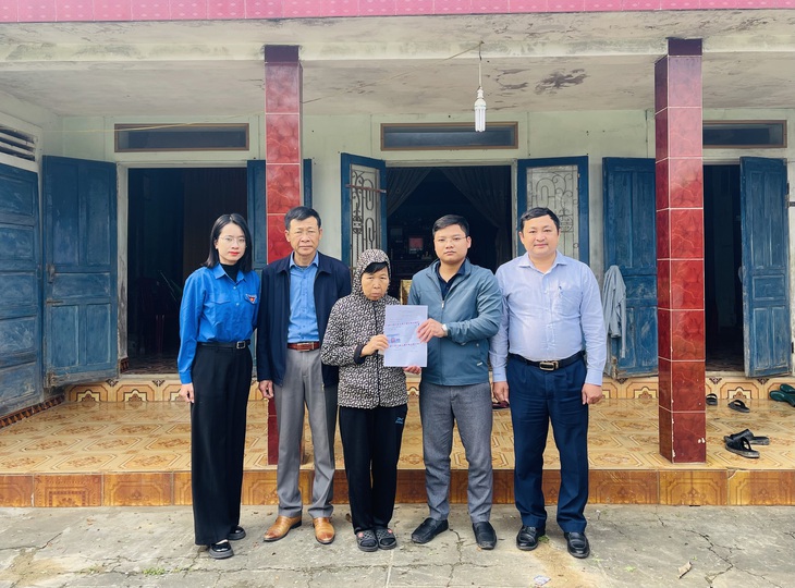 Hơn 25 triệu được trao tới người mẹ ung thư có con nhỏ bệnh tật- Ảnh 1. Hơn 25 triệu được trao tới người mẹ ung thư có con nhỏ bệnh tật- Ảnh 1.