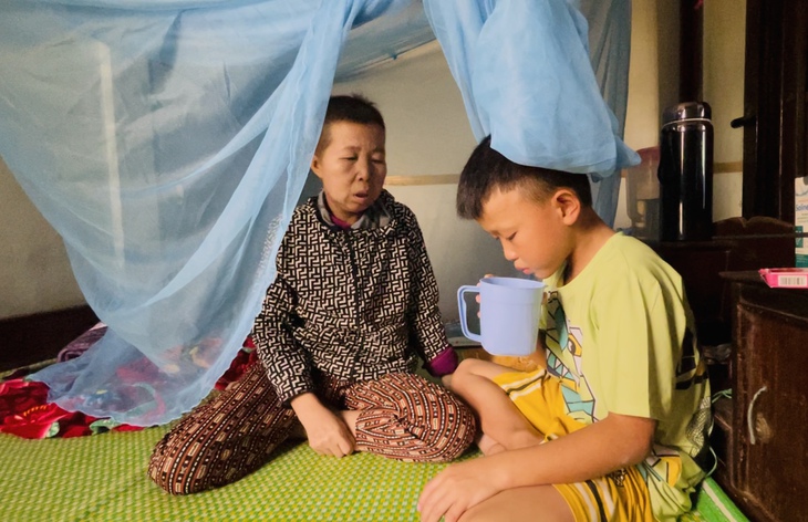 Hơn 25 triệu được trao tới người mẹ ung thư có con nhỏ bệnh tật- Ảnh 2. Hơn 25 triệu được trao tới người mẹ ung thư có con nhỏ bệnh tật- Ảnh 2.