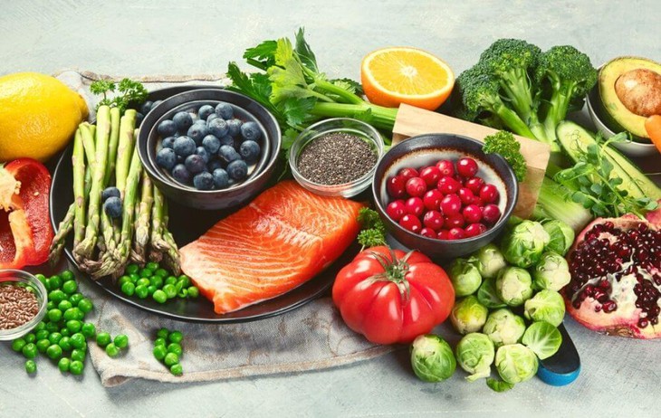 Chế độ ăn uống lành mạnh giúp kiểm soát triệu chứng bệnh lupus ban đỏ- Ảnh 1.