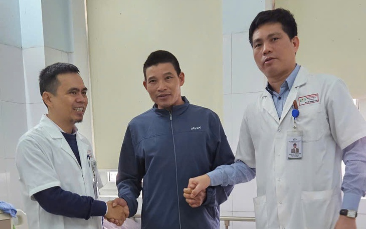 Bệnh nhân đột quỵ được CSGT dùng xe chuyên dụng chở đến viện đã qua cơn nguy kịch