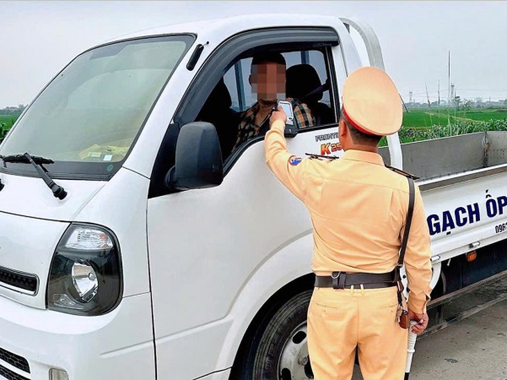 Uống rượu khi ăn sáng ở làng, người đàn ông bị phạt đến 8 triệu, trừ 10 điểm bằng lái- Ảnh 1.