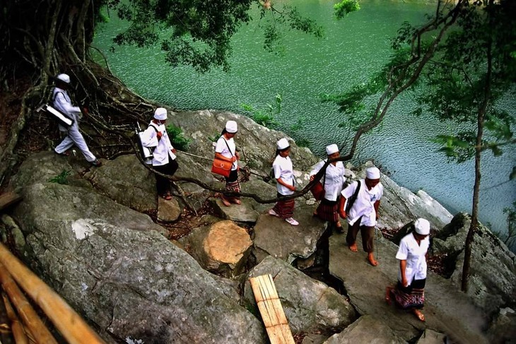Cán bộ y tế về cơ sở.