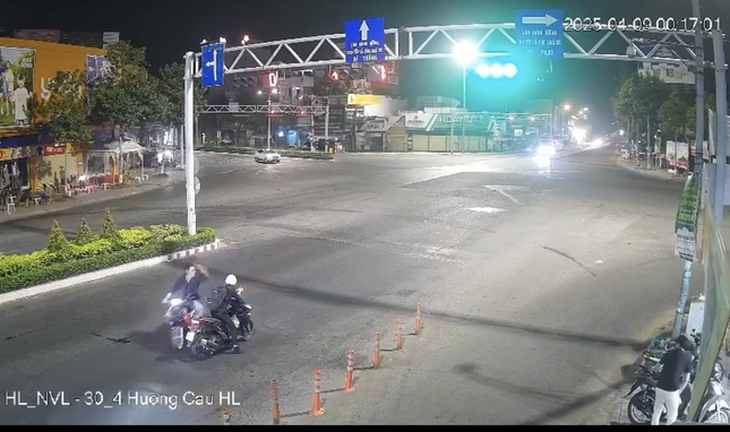 Bắt giữ nam thanh niên dùng vật nhọn đâm nhiều người dừng đèn đỏ- Ảnh 1. Bắt giữ nam thanh niên dùng vật nhọn đâm nhiều người dừng đèn đỏ- Ảnh 1.