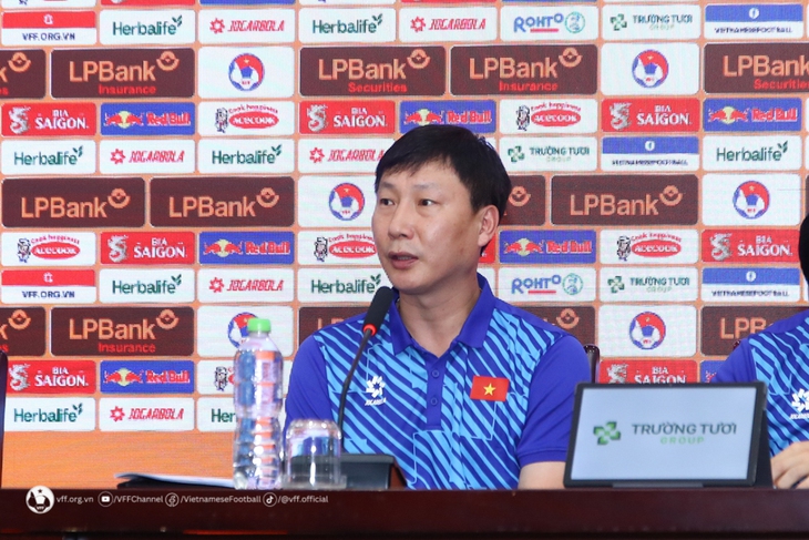 Huấn luyện viên Kim Sang Sik sẽ dẫn dắt đội bóng ASEAN All-Stars thi đấu giao hữu với Manchester United- Ảnh 1.