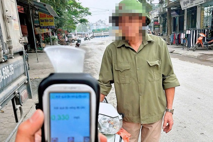 Uống rượu khi ăn sáng ở làng, người đàn ông bị phạt đến 8 triệu, trừ 10 điểm bằng lái- Ảnh 2.