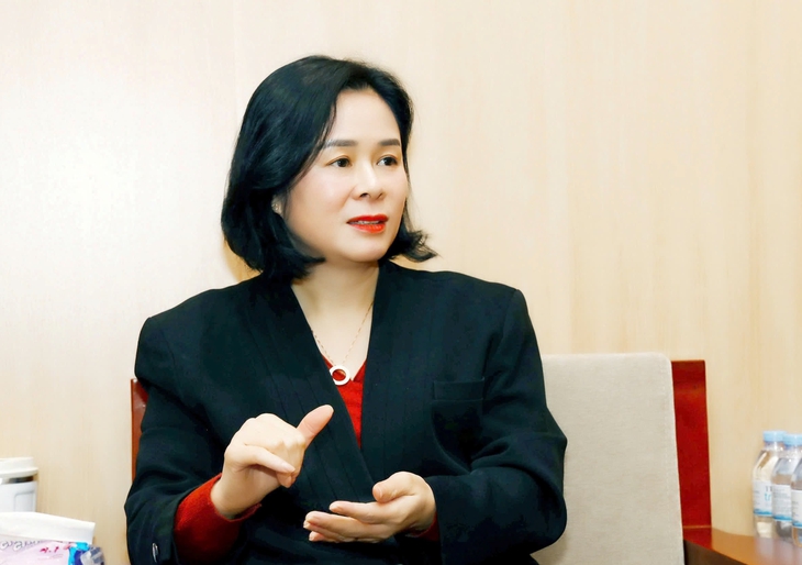Tiến sĩ, bác sĩ Lê Thị Hoài Chung - Giám đốc Sở Y tế Nghệ An trao đổi về giải pháp thu hút bác sĩ về tuyến y tế cơ sở. Ảnh: Thành Chung.