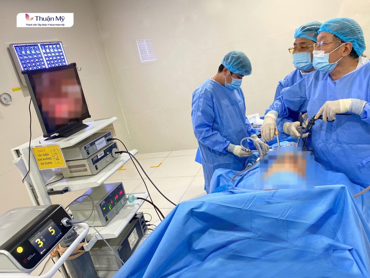 Phẫu thuật nội soi cắt u tuyến thượng thận đem lại nhiều lợi ích cho bệnh nhân- Ảnh 2.