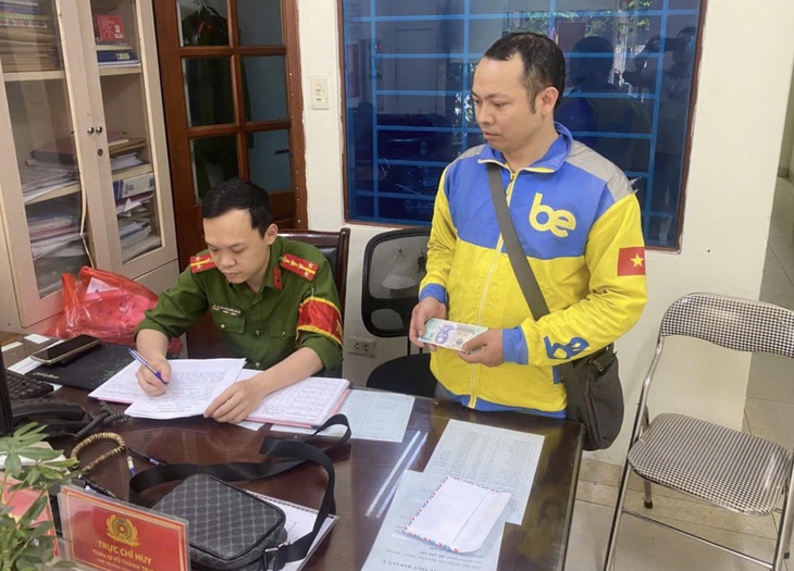 Nhặt được cọc tiền, tài xế xe ôm ở Hà Nội tìm người trả lại- Ảnh 1.