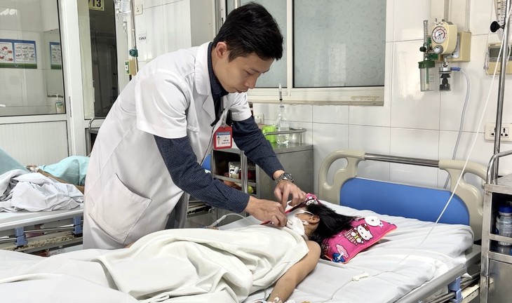 Chủ quan khi bị chó nhà cắn, bé 11 tuổi phải đi cấp cứu vì thủng thực quản- Ảnh 1.