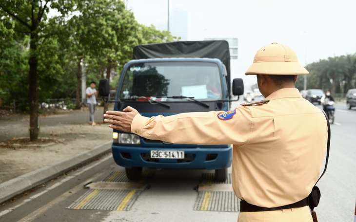 CSGT nêu cách xử lý xe quá tải "nhanh và gọn"
