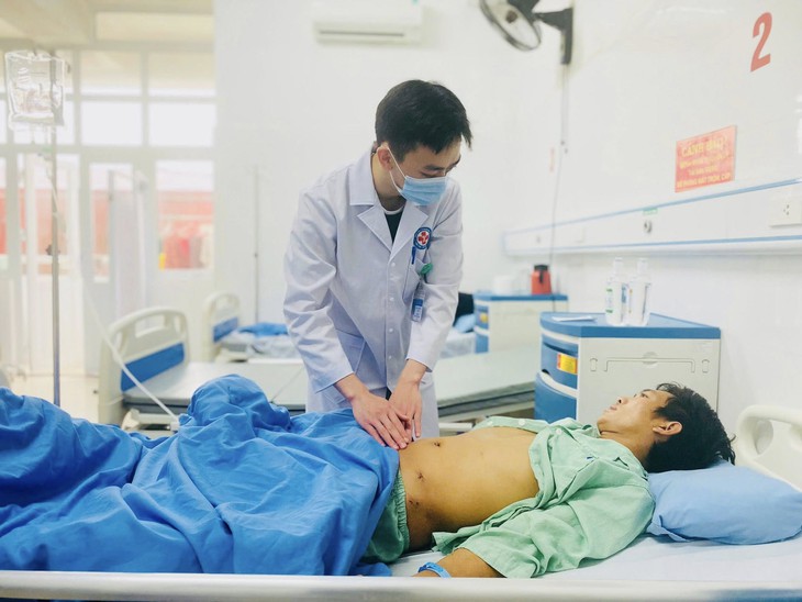 Nam thanh niên bị thủng ruột non vì cây đổ vào bụng- Ảnh 1.