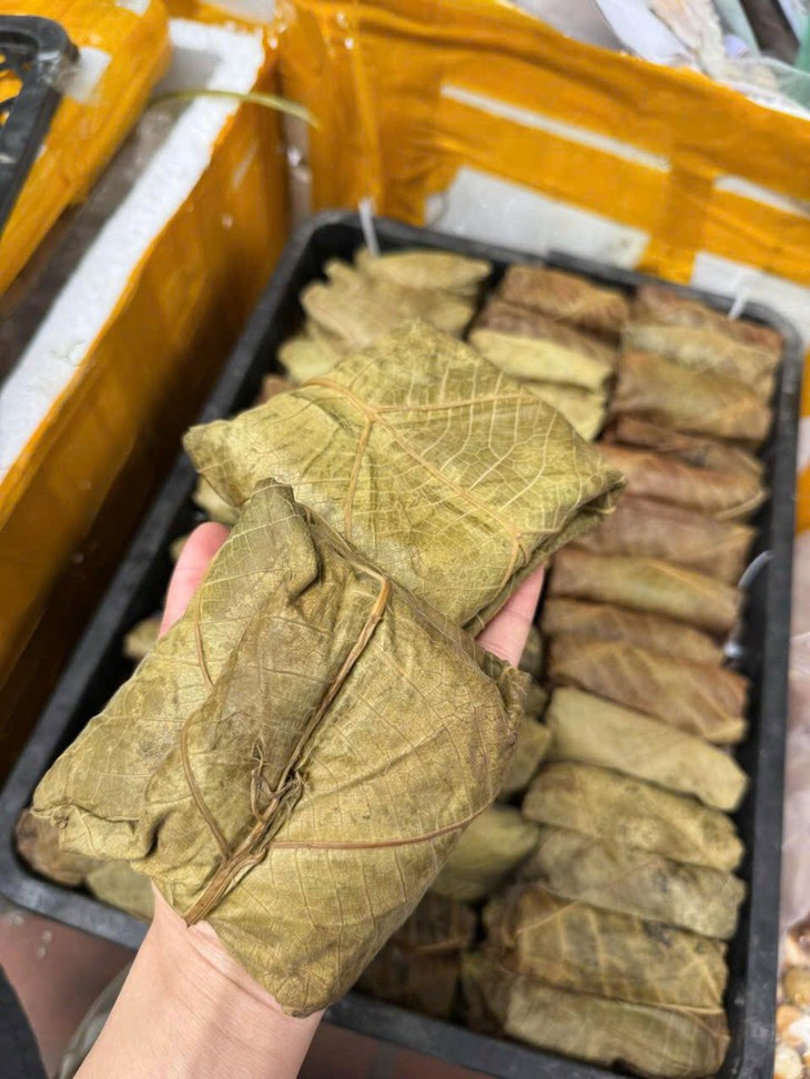Bánh trứng kiến vào mùa, mua càng nhiều giá càng rẻ, tiểu thương Hà Nội nhập bao nhiêu hết bấy nhiêu- Ảnh 1.