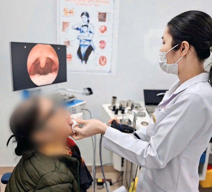 Ho kéo dài, cụ bà 79 tuổi bất ngờ phát hiện dị vật 'ẩn náu' lâu ngày- Ảnh 3. Ho kéo dài, cụ bà 79 tuổi bất ngờ phát hiện dị vật 'ẩn náu' lâu ngày- Ảnh 3.