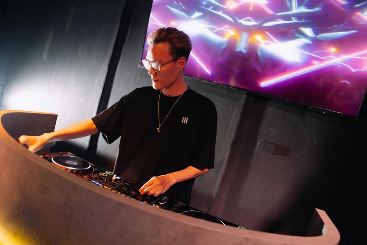 DJ Ximer xin lỗi hành xử sai trái, người vợ trong clip bị bạo hành nói gì?- Ảnh 1. DJ Ximer xin lỗi hành xử sai trái, người vợ trong clip bị bạo hành nói gì?- Ảnh 1.
