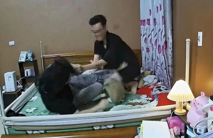 Vụ việc người đàn ông đánh vợ mới sinh: Dấu hiệu tội phạm và những hệ lụy nhức nhối
- Ảnh 1. Vụ việc người đàn ông đánh vợ mới sinh: Dấu hiệu tội phạm và những hệ lụy nhức nhối
- Ảnh 1.