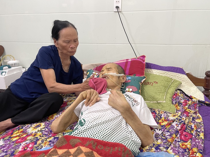 Bi đát hoàn cảnh cụ bà 83 tuổi chăm 2 con bệnh tật cùng cháu nhỏ tuổi ăn học- Ảnh 1. Bi đát hoàn cảnh cụ bà 83 tuổi chăm 2 con bệnh tật cùng cháu nhỏ tuổi ăn học- Ảnh 1.