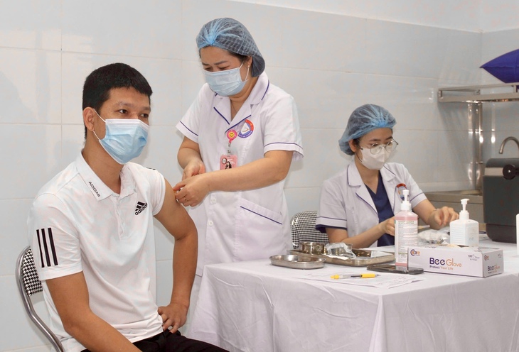 Quảng Bình: Tiêm phòng vaccine sởi cho nhân viên y tế có nguy cơ lây nhiễm cao- Ảnh 3.